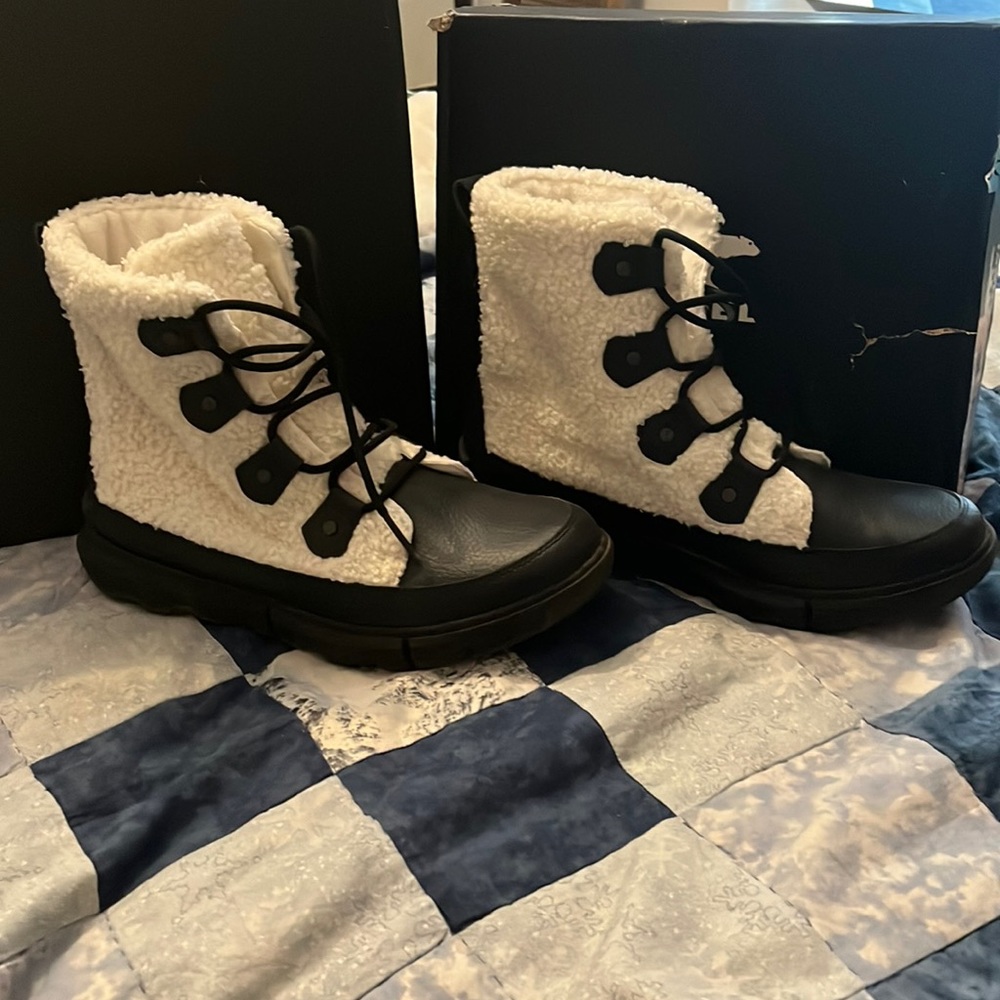 WOMEN'S WHITE BLACK SOREL COZY BOOT